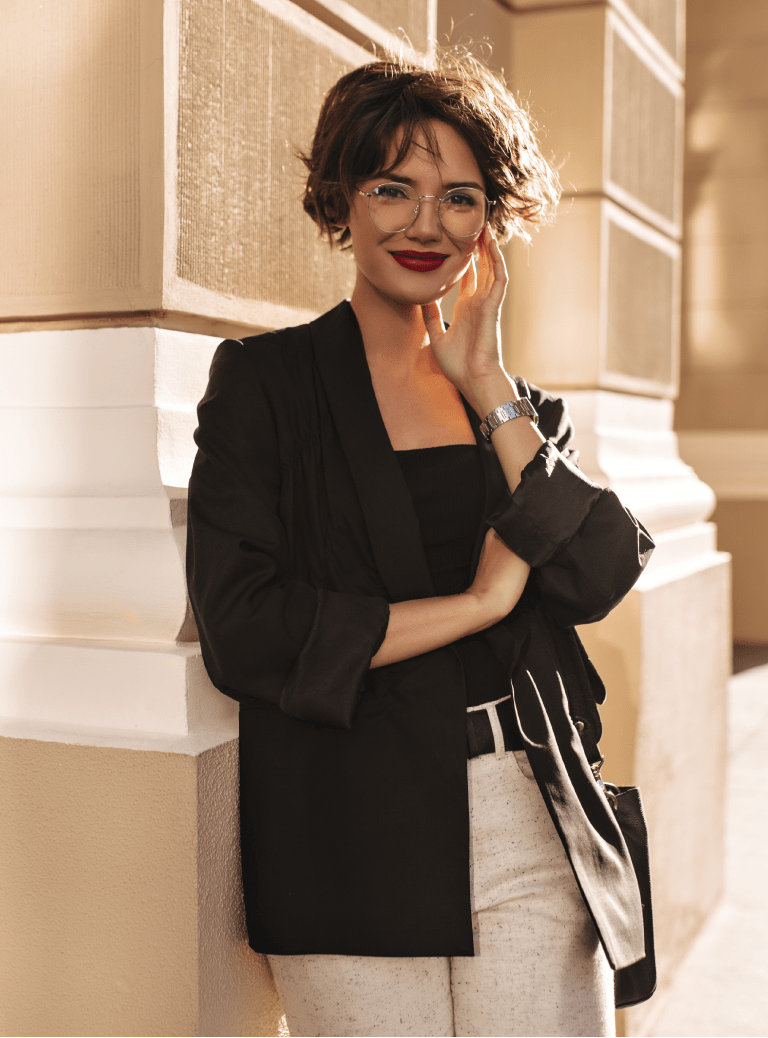 Mujer-riendo-marca-min